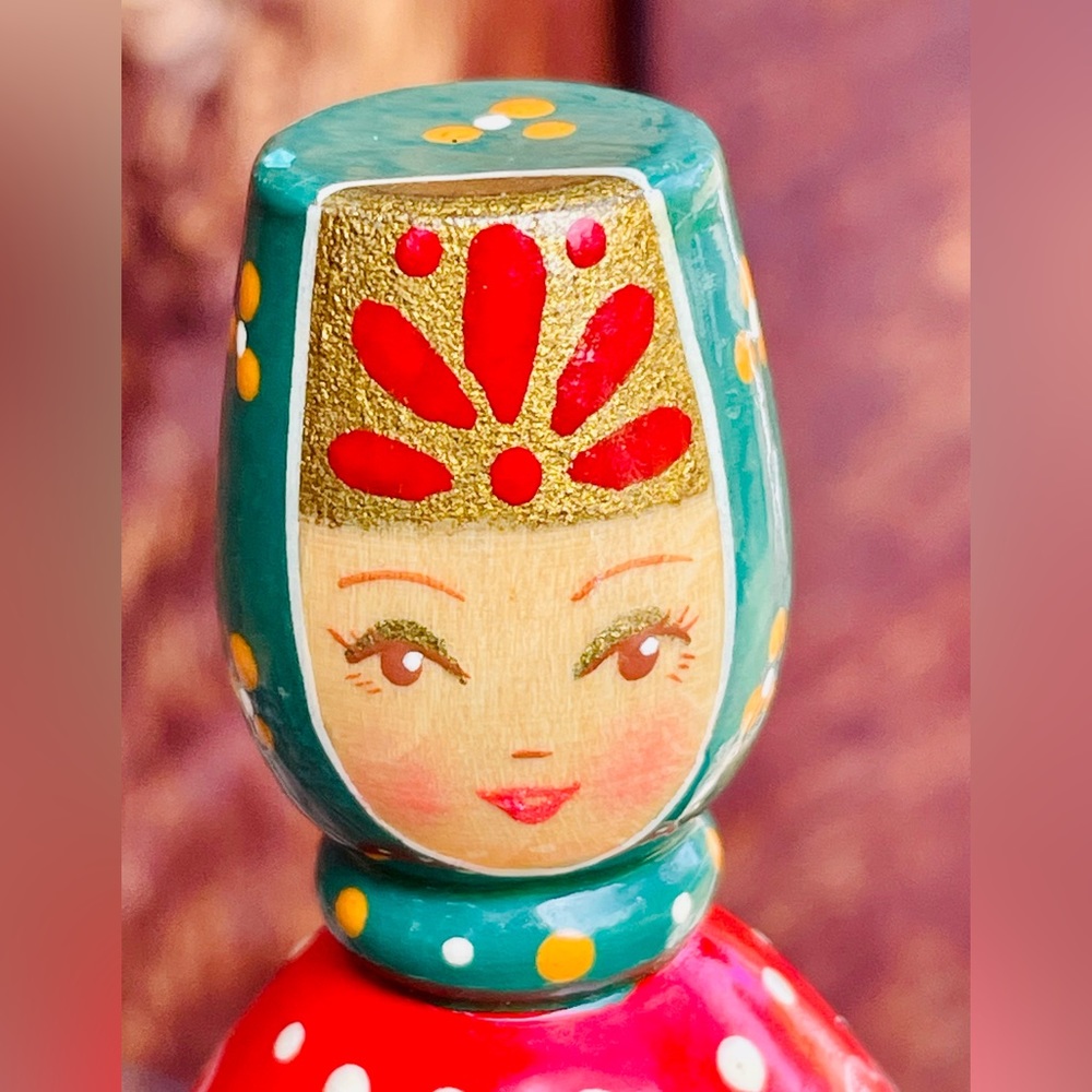 🔴Handcrafted Artisan Peg Wood Doll - Picture 4 of 10